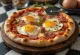 Pizza alla pancetta e uova cu pancetta crocantă și ouă