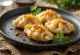 Cheese Gyoza servit umplut cu brânză topită, cu sos dip de soia