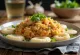 Nasi Goreng cu Kerupuk, servit cu condimente bogate și kerupuk