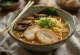 Chicken ramen servit cu pui și ou