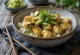 Bol Chirashi cu tofu, servit cu avocado, castravete și alge nori