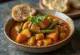 Vindaloo cu legume, servit în sos roșu bogat